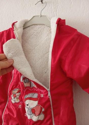 Kapüşonlu Nakışlı Kız Bebek Kırmızı Tulum - Görsel 2