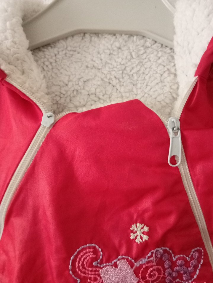 Kapüşonlu Nakışlı Kız Bebek Kırmızı Tulum - Görsel 3