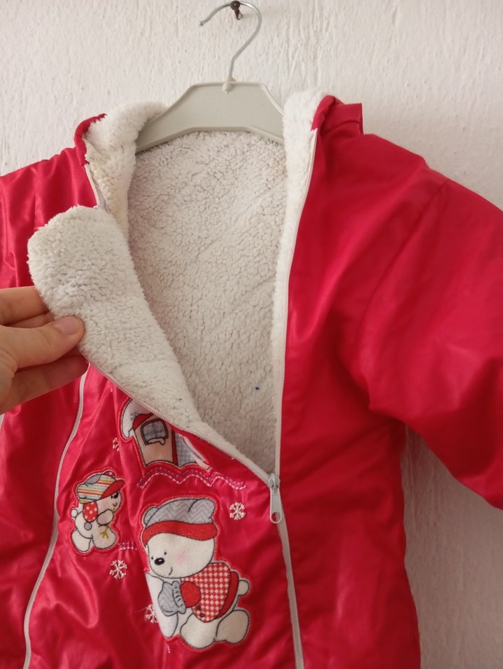 Kapüşonlu Nakışlı Kız Bebek Kırmızı Tulum - Görsel 2