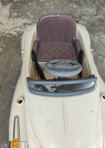 Beden RetroBeyaz Parlak Akülü Çocuk Araba