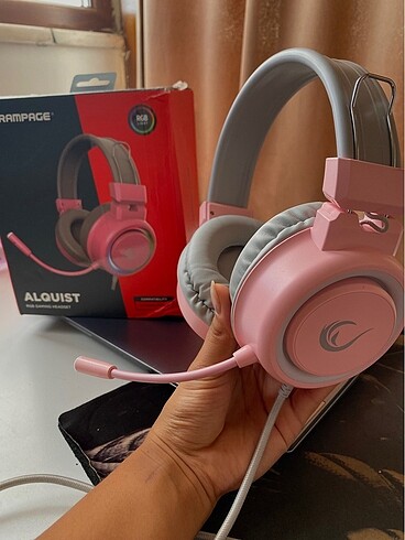 Pembe oyuncu kulaklığı