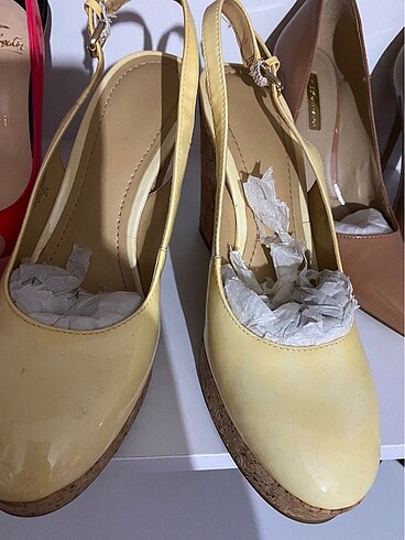 37 Beden sarı Renk Nine west dolgu topuk