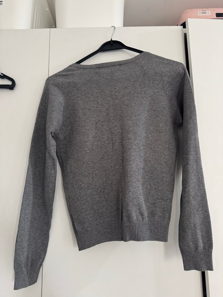 Gri V Yaka Uzun Kollu Triko Kazak - Görsel 2