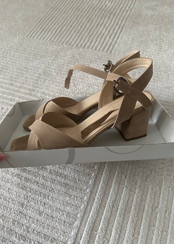 Bej Süet Kadın Dolgu Topuk Sandalet - Görsel 2