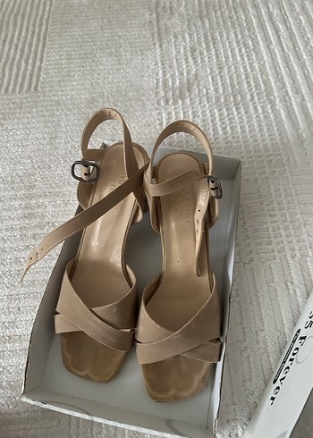 Bej Süet Kadın Dolgu Topuk Sandalet - Görsel 3