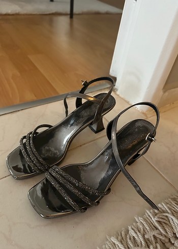 Gri Yılan Desenli Tokalı İnce Topuklu Kadın Ayakkabı - Görsel 2