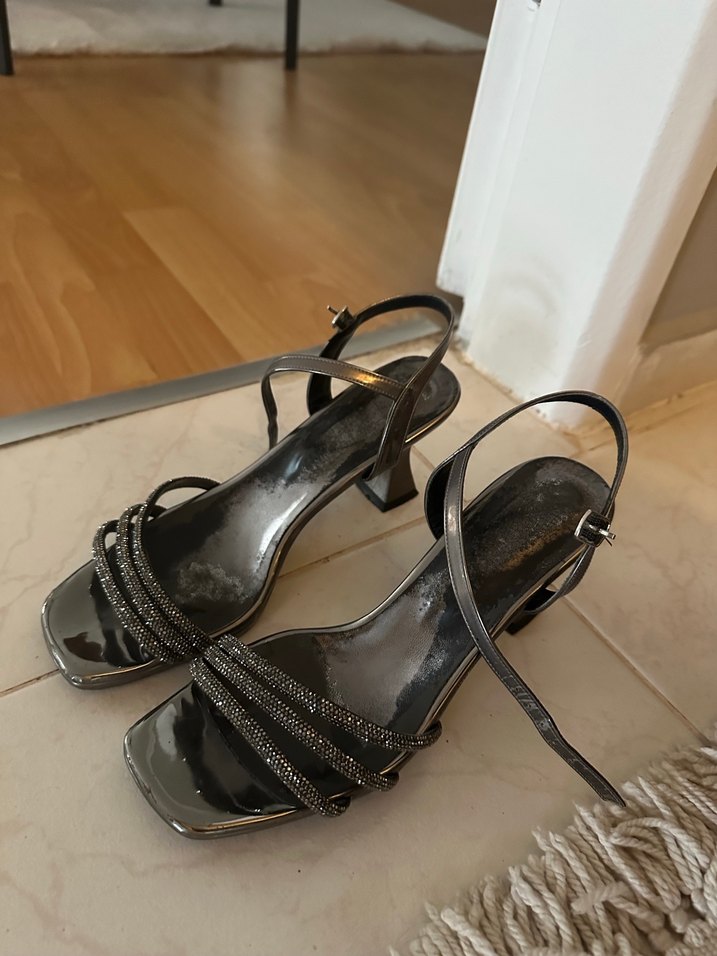 Gri Yılan Desenli Tokalı İnce Topuklu Kadın Ayakkabı - Görsel 2