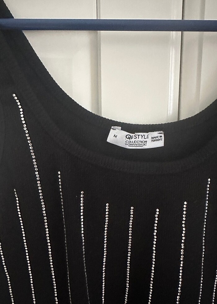 Siyah taşlı bluz - Görsel 3
