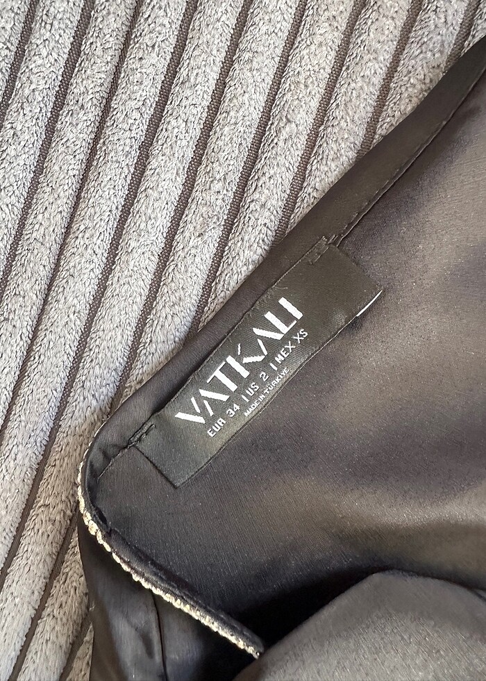 Vatkalı siyah taşlı bluz - Görsel 4