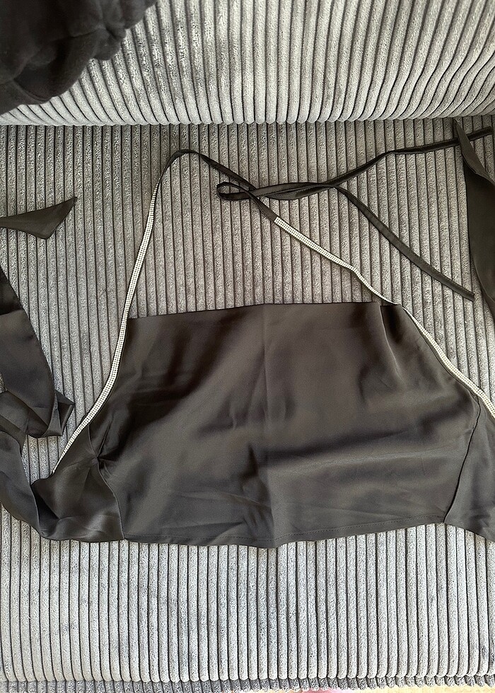 Vatkalı siyah taşlı bluz - Görsel 2