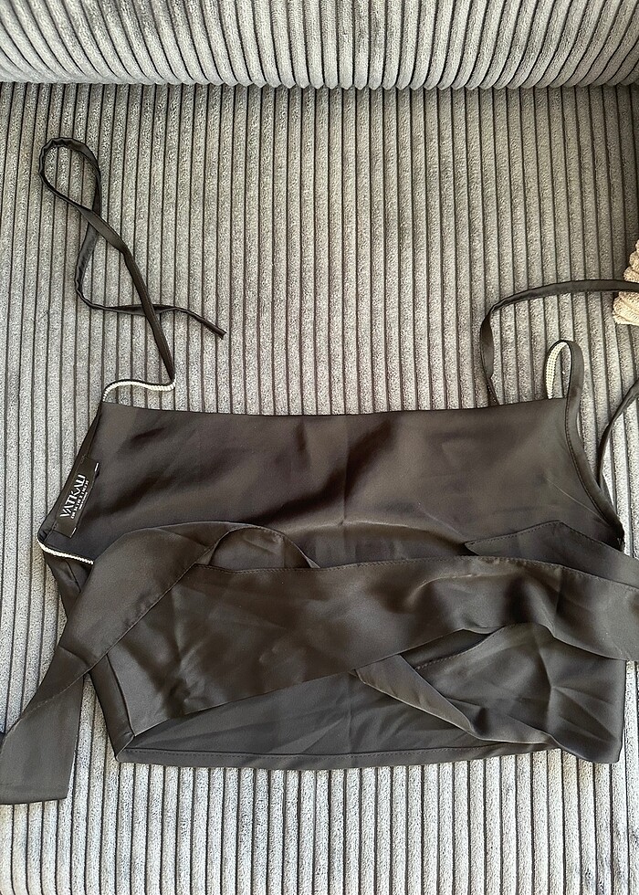 Vatkalı siyah taşlı bluz - Görsel 3