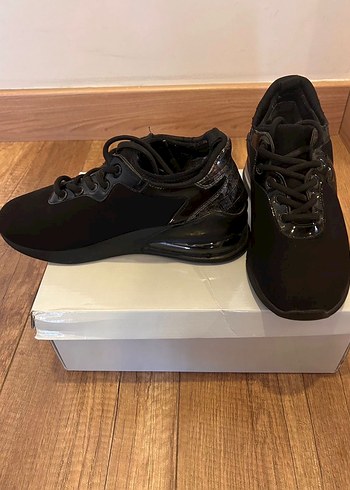 Siyah Rugan Detaylı Kadın Dolgu Topuk Spor Tarz Ayakkabı - Görsel 3