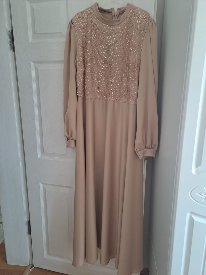 Uzun Kollu Bej İşlemeli Abiye Elbise - Görsel 5