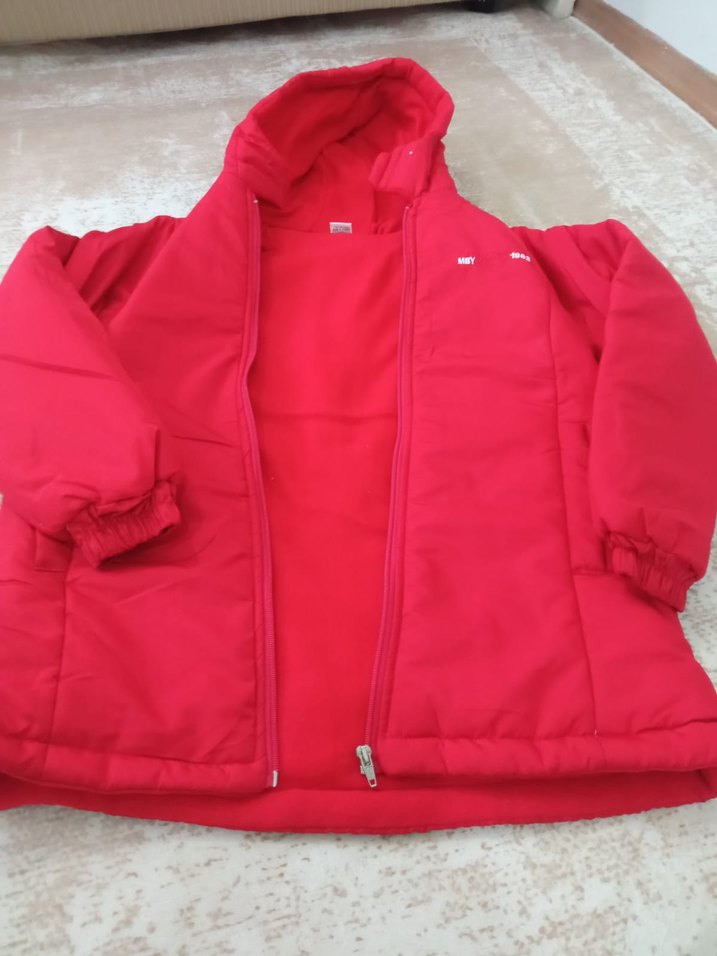 Kız Çocuk Kırmızı Kapüşonlu Fermuarlı Mont - Görsel 2