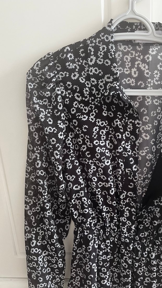 V Yaka Siyah Elbise Çiçekli - Görsel 2