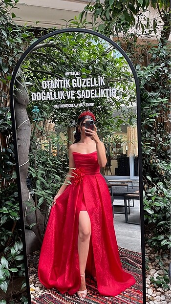 Kırmızı Elbise