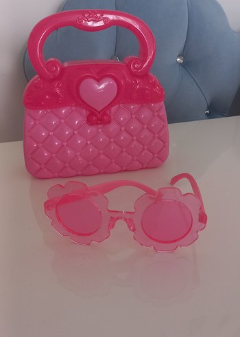 Parlak Pembe Kız Çantası ve Gözlük