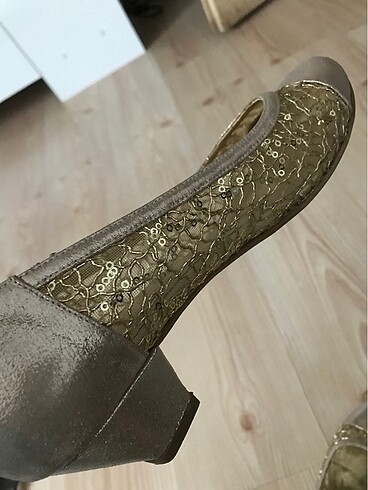 40 Beden Gold renktedir kadın ayakkabısı40 numara marka temsilidir
