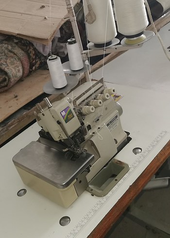  Beden Beyaz ve Gri Overlok Dikiş Makinesi