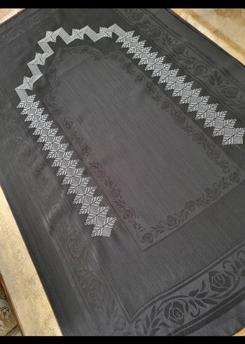 Siyah Panolu Simli Seccade Gümüş İpli