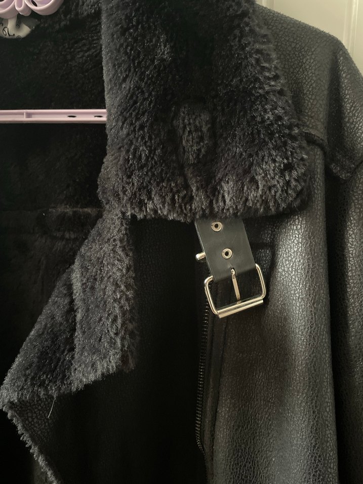 Siyah Kürklü Kadın Ceket - Görsel 3