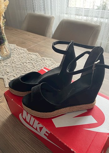 Siyah Dolgu Topuklu Sandalet - Görsel 2