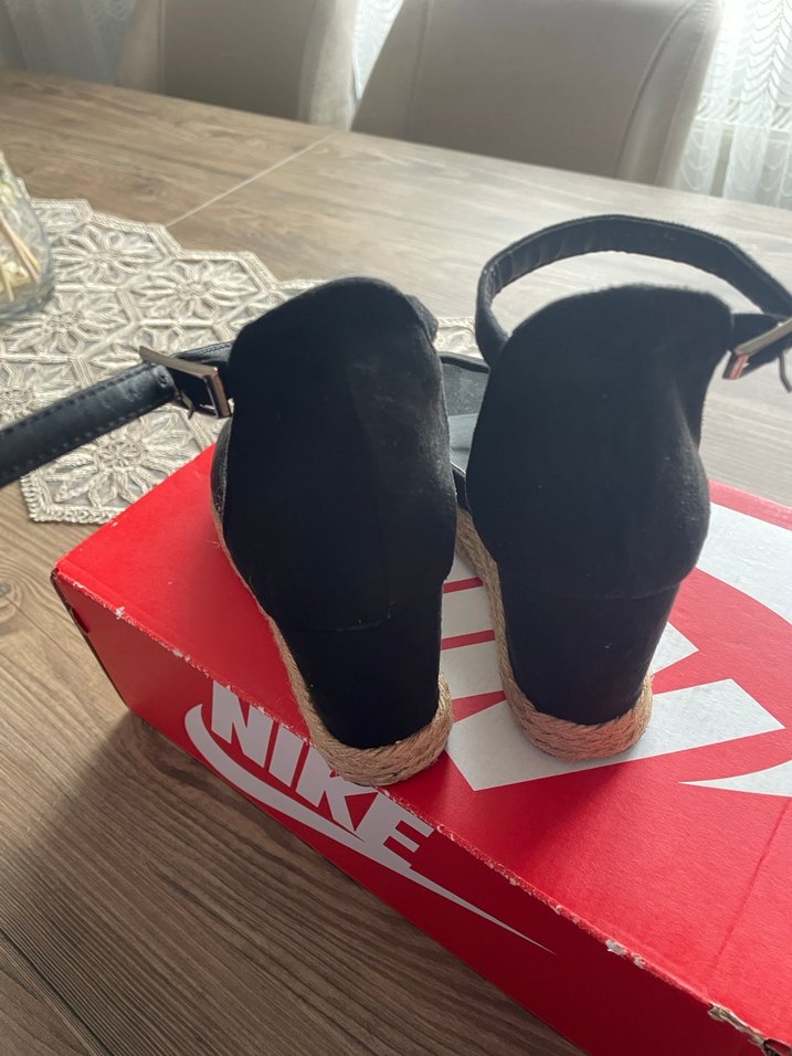 Siyah Dolgu Topuklu Sandalet - Görsel 3