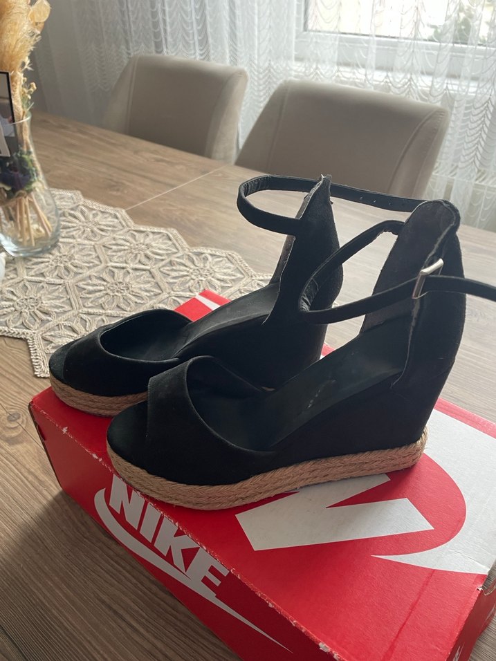 Siyah Dolgu Topuklu Sandalet - Görsel 2