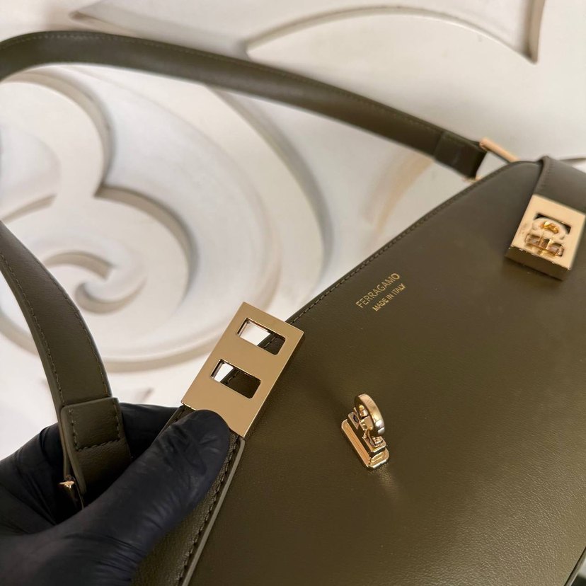 Salvatore Ferragamo Haki Deri El Çantası — görsel 2/16