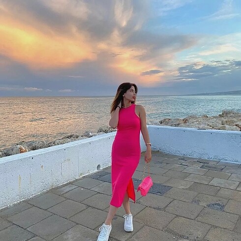 Pembe elbise