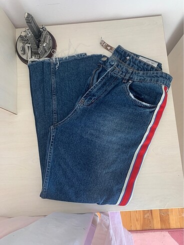 kırmızı şeritli Kot Pantolon