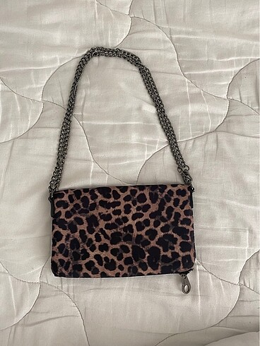 Stradivarius leopar desenli canta