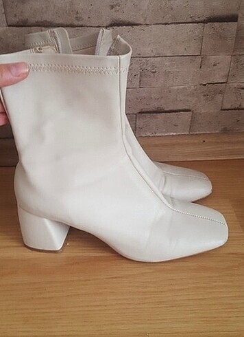 Stradivarius krem topuklu bot