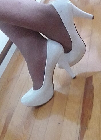 Beyaz platform topuklu ayakkabı