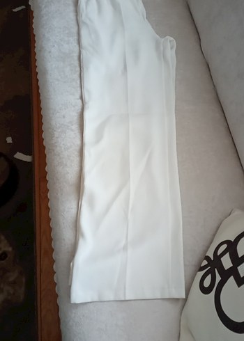 Beyaz Regular Fit Pilili Midi Kumaş Pantolon