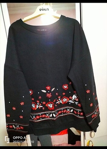 Siyah çiçek motifli sweatshirt 