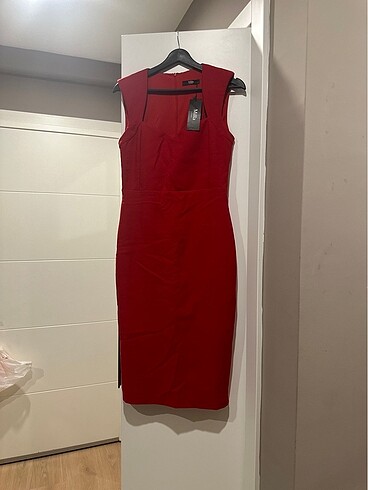 Kırmızı kalp yaka kalem elbise