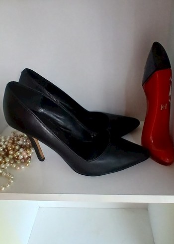 Klasik Siyah Stiletto Topuklu Kadın Ayakkabı