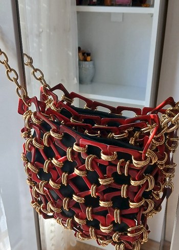 Kırmızı İşlemeli Zincir Detaylı Örgü Çanta - Görsel 3