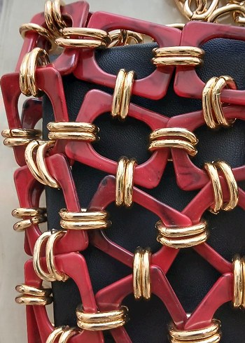 Kırmızı İşlemeli Zincir Detaylı Örgü Çanta - Görsel 9