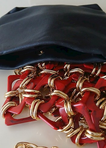 Kırmızı İşlemeli Zincir Detaylı Örgü Çanta - Görsel 4