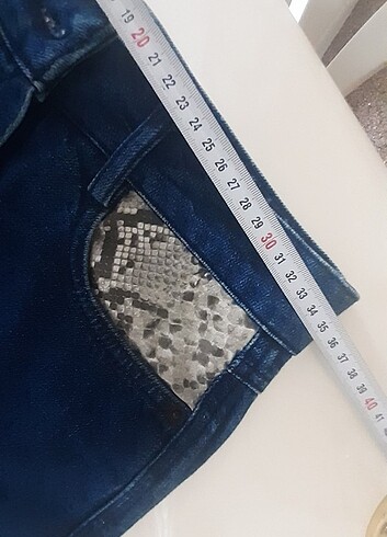 Twist Twist marka, cep kısmı leopar desenli kot etek.