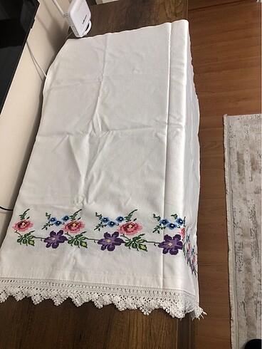 Beden Kanaviçe İşlemeli Karyola Eteği