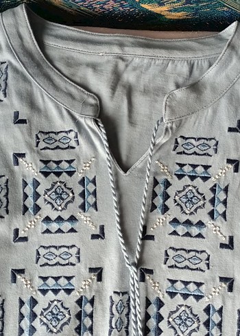 Nakışlı V Yaka Mavi Tunik - Görsel 3