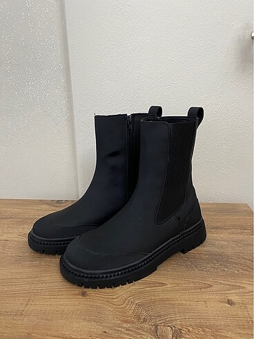 Zara Kız Çocuk Bot