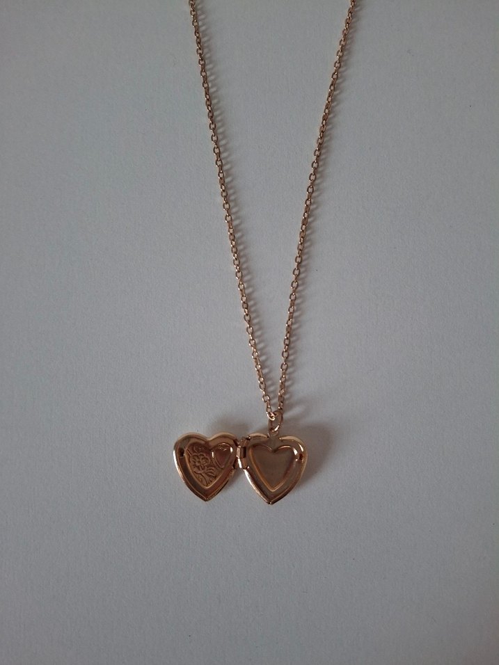 Altın Renkli Kalpli İçi Açılan Kolye - Görsel 3