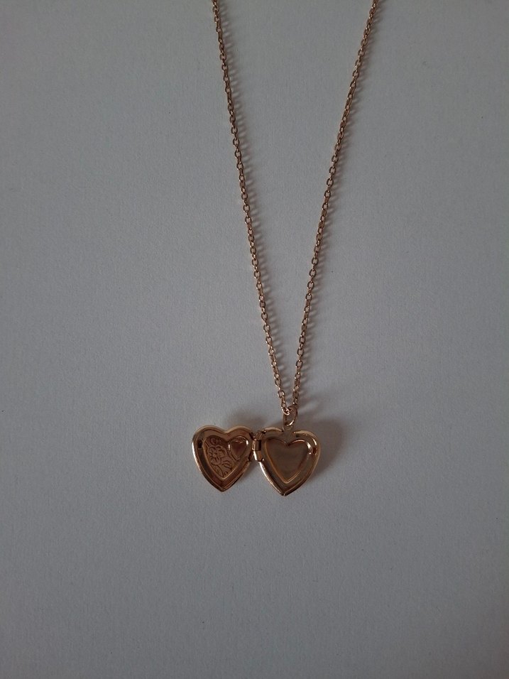 Altın Renkli Kalpli İçi Açılan Kolye - Görsel 4