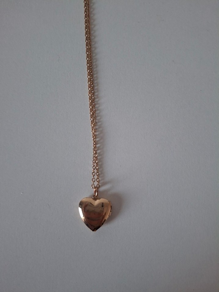 Altın Renkli Kalpli İçi Açılan Kolye - Görsel 2