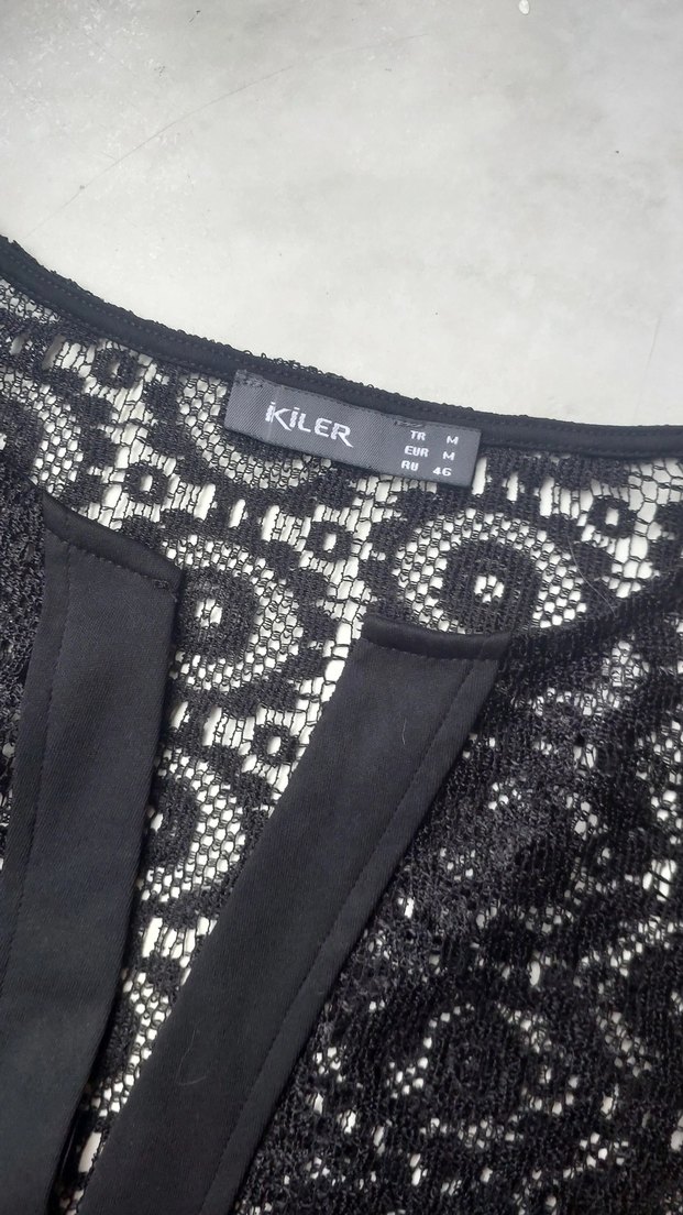 Dantel Detaylı Siyah V Yaka Kolsuz Bluz - Görsel 3