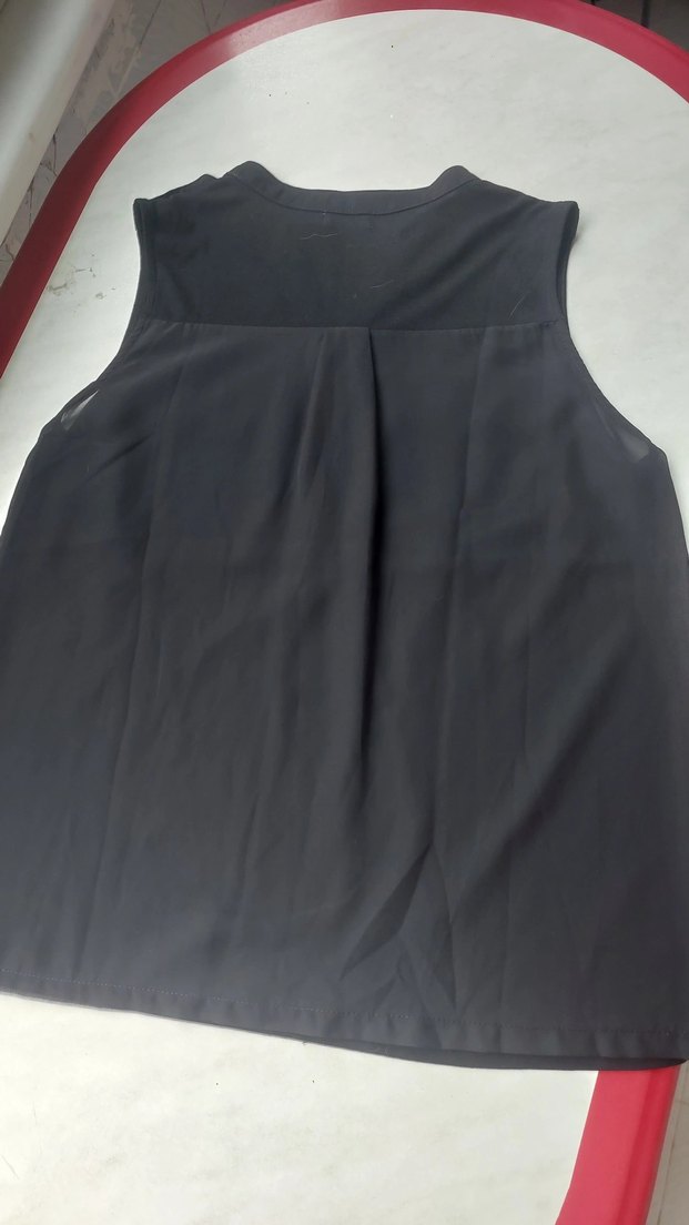 Siyah V Yakalı Düğmeli Kolsuz Bluz - Görsel 2